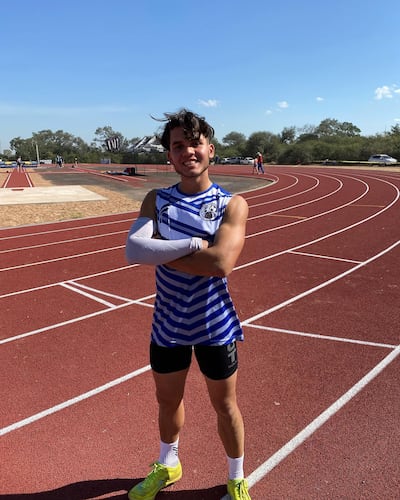 Alexander Villalba (16 años) estableció un nuevo récord nacional en salto largo, en el nuevo campo que se estrenó en Filadelfia, Chaco.