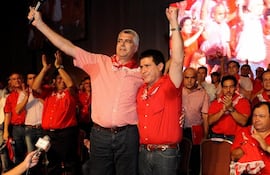 Arnoldo Wiens (izquierda) y Horacio Cartes (derecha),