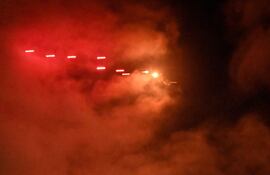 Defensas antiaéreas ucranianas disparan contra drones rusos, este martes sobre Kiev.