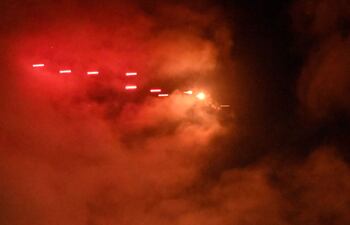 Defensas antiaéreas ucranianas disparan contra drones rusos, este martes sobre Kiev.