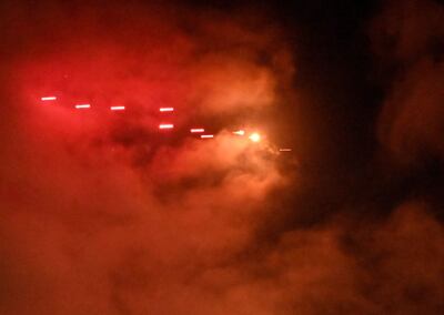 Defensas antiaéreas ucranianas disparan contra drones rusos, este martes sobre Kiev.