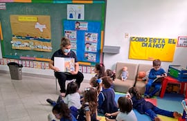 El programa Primera Infancia lo ejecuta el MEC con recursos del FEEI desde 2015. Docentes titulares y auxiliares, psicólogos y maestras mochileras exigen continuidad del plan y estabilidad laboral.