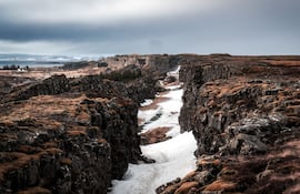 Cañón en el Parque Nacional Thingvellir en Islandia, que forma la división entre dos placas tectónicas.