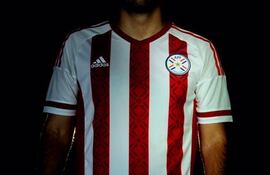 la-nueva-camiseta-de-la-seleccion-paraguaya-seguira-siendo-albirroja--125821000000-1307257.jpg
