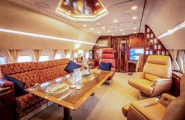 Un jet privado que el actual propietario cree que pudo haber pertenecido en algún momento al conocido narcotraficante colombiano Pablo Escobar se ha reconvertido en un Airbnb de lujo en un polígono de Bristol (suroeste de Inglaterra). Se trata de un modelo de avión Boeing 727 Airliner de 1968 que comenzó volando para Japan Airlines como una nave comercial y pasó a destinarse para uso privado en 1981.