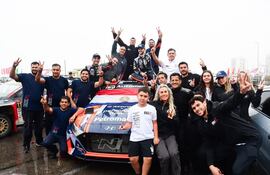 El pleno del equipo MZ Racing celebró en Punta del Este, Uruguay, el segundo título consecutivo de campeón logrado   por Fau Zaldívar y Marcelo der Ohannesian.