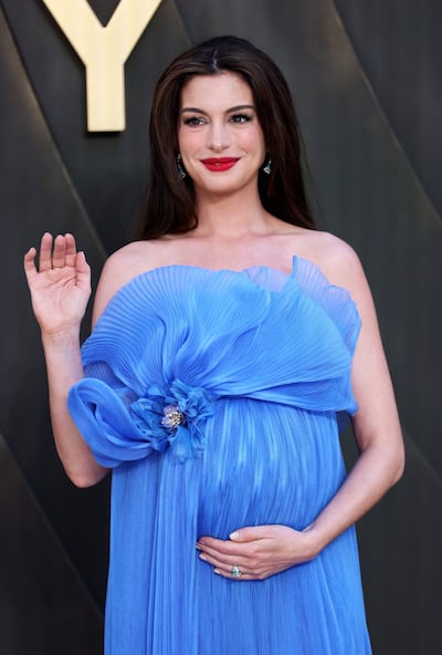 ¡Diosísima! Anne Hathaway en el estreno mundial de The Odyssey en el Odeon Leicester Square de Londres. (EFE/EPA/ANDY RAIN)
