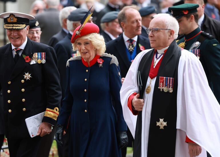 La reina Camila de Gran Bretaña se reunió con miembros de las fuerzas armadas durante el 97º aniversario del Campo del Recuerdo en la Abadía de Westminster en Londres. (EFE/EPA/NEIL HALL)