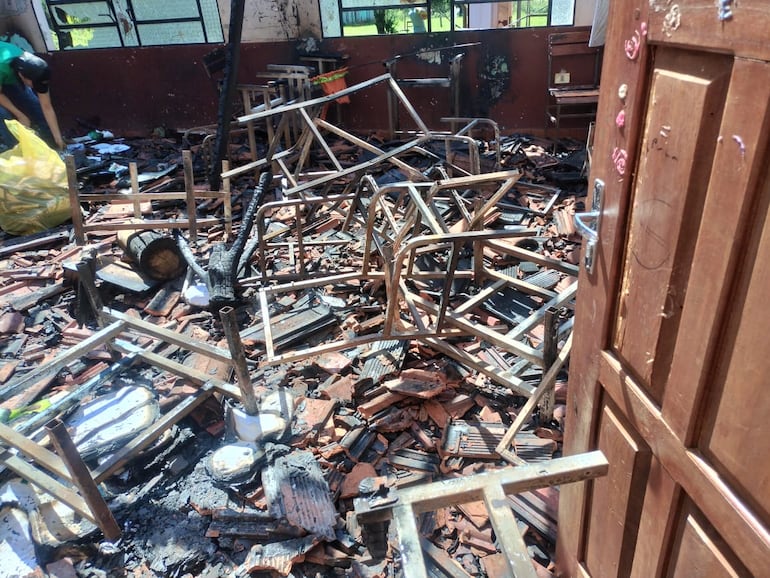 Voraz incendio consumió dos aulas de una escuela rural en Yatytay