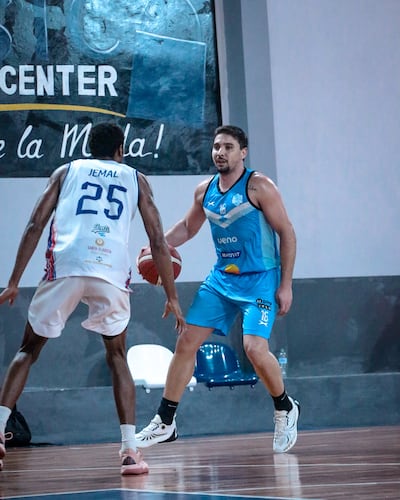 Jemal Davis de Amambay y Ramón Sánchez de San José, en el juego semifinal 1, ganado por los santos en Pedro Juan.