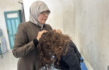 AL MAWASI (FRANJA DE GAZA), 06/10/2026.- La terapeuta Nawal Asqul (terapeuta) atiende a niños afectados por el trauma de la guerra en Al Mawasi (Franja de Gaza). Siwar tiene ocho años y hasta hace tres salía sola a la calle, iba y venía del colegio y bajaba a jugar sin pedir permiso. Hoy no se atreve a ir al baño si su madre no la acompaña. Su padre murió el 5 de diciembre de 2023, dos meses después de que estallara la guerra, y desde entonces la niña engordó de golpe y vive pegada a ella. Tres años después de la ofensiva israelí en Gaza, los niños gazatíes afrontan graves secuelas psicológicas: pesadillas, incontinencia, tartamudez, agresividad e hiperactividad son algunos de los síntomas detectados por terapeutas, mientras miles de menores han perdido a uno o ambos progenitores. EFE/
