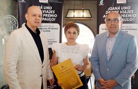 Aldo Miguel Estigarribia, la escribana Patricia Oddone y Jorge Cáceres durante el sorteo de la promo Golden Ticket.