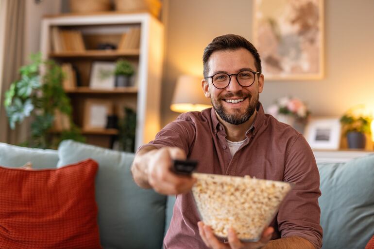 Persona sola y feliz en su casa.