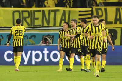 Jaime Báez (i) de Peñarol celebra un gol este miércoles, en el partido de ida de octavos de final de la Copa Libertadores entre Peñarol y The Strongest en el estadio Campeón del Siglo en Montevideo (Uruguay).