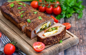 Pastel de carne alemán o Falscher Hase con relleno de huevo duro.