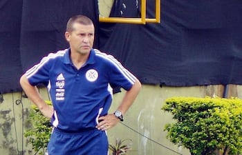 mauro-antonio-caballero-comenzo-dirigiendo-a-la-albirroja-sub-20-y-luego-paso-a-la-17--224354000000-423685.jpg