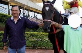 Juan Carlos Aveiro, dueño de la empresa TTL Línea 23, con su caballo de carreras "El Rifle". Facebook