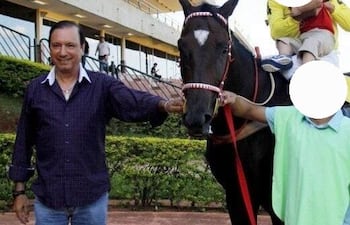 Juan Carlos Aveiro, dueño de la empresa TTL Línea 23, con su caballo de carreras "El Rifle". Facebook