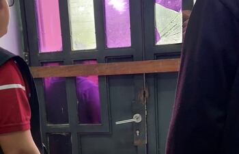 Funcionarios de la Municipalidad de Lambaré se atrincheraron para evitar el juramento de Orlando Arévalo como concejal.