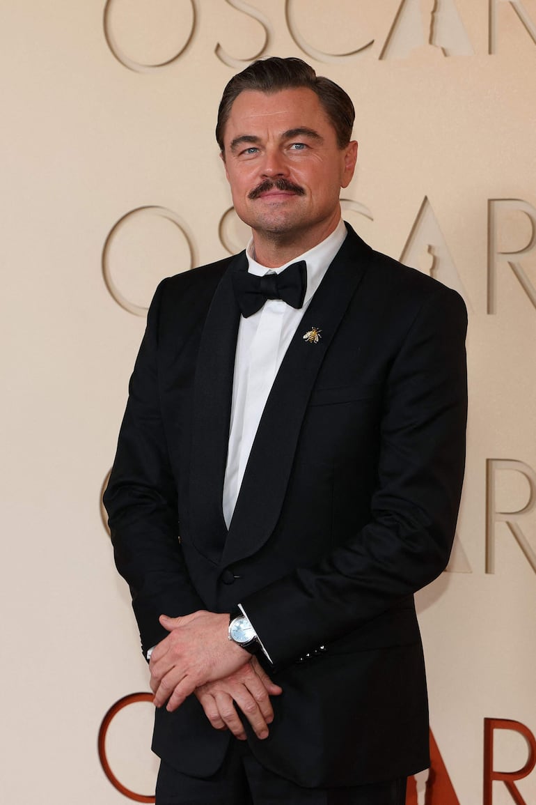 Leonardo DiCaprio, muy elegante y con un nuevo look que sorprendió a todos a su arribo a los Premios Óscar 2026. (ANGELA WEISS / AFP)