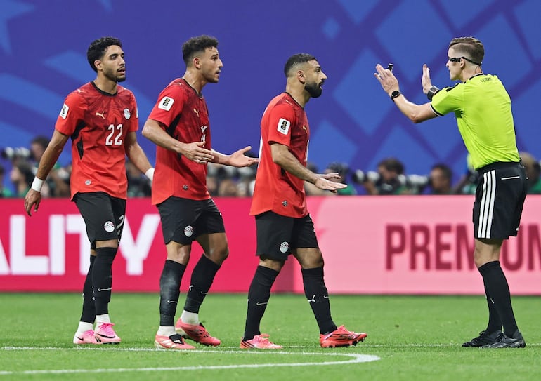 El árbitro François Letexier (D) gesticula ante Mo Salah de Egipto durante el partido de octavos de final de la Copa Mundial de la FIFA 2026 entre Argentina y Egipto, en Atlanta, EE. UU..