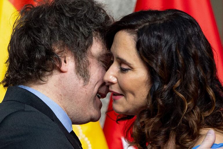 La presidenta de la Comunidad de Madrid, Isabel Díaz Ayuso, recibe al presidente de Argentina, Javier Milei, en un acto en el que le entrega la Medalla Internacional de la Comunidad de Madrid, este viernes en la sede del Gobierno regional.