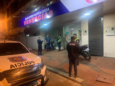 Agentes de la Comisaría 4ª y personal de Investigaciones, frente al sanatorio Santa Lucía del barrio Che La Reina de Ciudad del Este.
