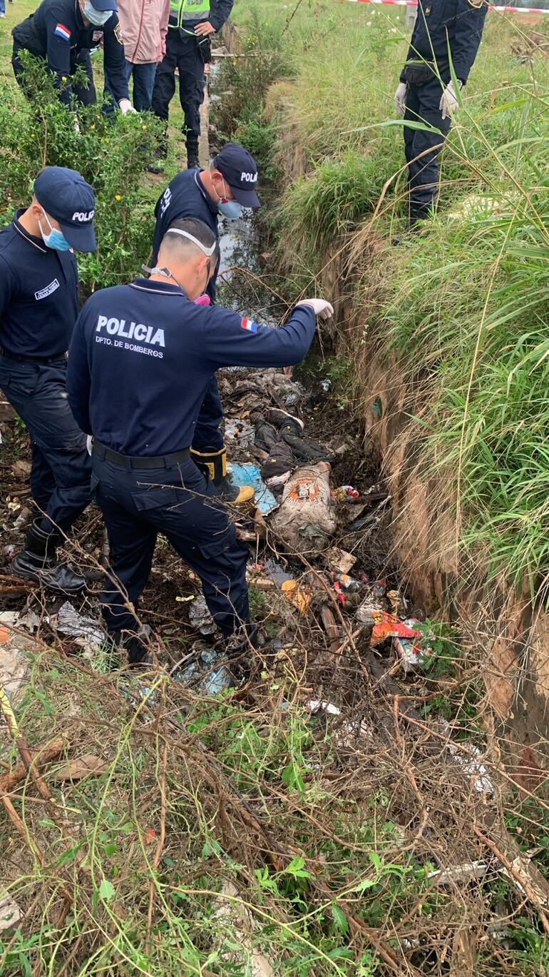 El cuerpo ya estaba semicubierto por la basura en el momento en que los vecinos lo encontraron.