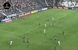 Blas Riveros (i), futbolista de Talleres, lanza el centro para el gol de Federico Girotti en el partido frente a Alianza Lima por la tercera fecha del Grupo D de la Copa Libertadores 2025 en el estadio Alejandro Villanueva, en Asunción, Paraguay.