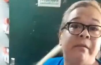 Captura de pantalla del video en donde se ve a la funcionaria maltratando a una paciente del Hospital General de Luque.