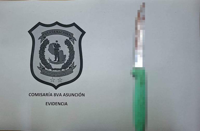 Documento de la Policía Nacional con escudo y cuchillo de evidencia sobre un fondo blanco.