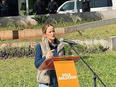 Soledad Núñez en podio, gesticulando mientras pronuncia su discurso, rodeada de asistentes en un evento al aire libre.