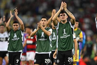 Los futbolistas de Olimpia saludan al público paraguayo presente en un sector del estadio Maracaná, en Río de Janeiro, Brasil.