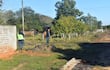 Obreros realizan mediciones del terreno para avanzar con obras de empedrados en Corateí de Ayolas.