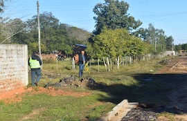 Obreros realizan mediciones del terreno para avanzar con obras de empedrados en Corateí de Ayolas.