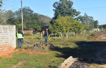 Obreros realizan mediciones del terreno para avanzar con obras de empedrados en Corateí de Ayolas.