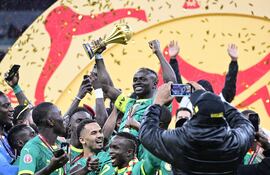 Sadio Mané (C) y los jugadores de Senegal celebran con el trofeo tras ganar la final de la Copa Africana de Naciones de la CAF 2025 entre Senegal y Marruecos en Rabat, Marruecos.