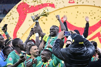 Sadio Mané (34 años, con el trofeo en mano) es una de las principales figuras de Senegal.
