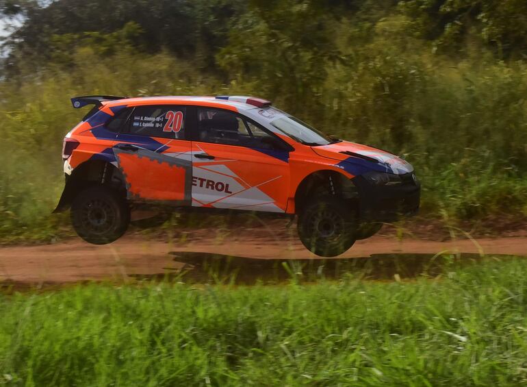 Agustín Alonso y Edgardo Galindo estuvieron ayer probando el VW Polo GTI R5 en Arroyos y Esteros.