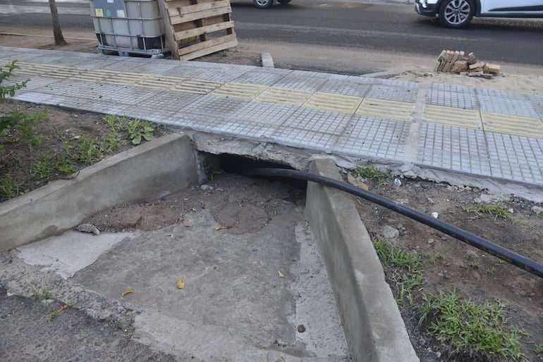 Veredas inclusivas al lado de drenajes abiertos.