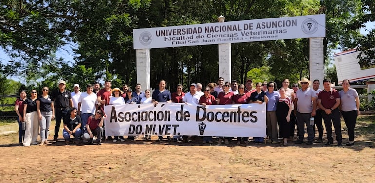 Docentes de la Facultad de Ciencias Veterinaria de la UNA filial Misiones  tambien se manifiestan frente a la intitucion educativa.