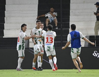 Sonriente al centro, el ñuense Estiven Pérez Yegros (25 años) festeja junto a Chapa Martínez, Leguizamón y Cabañas ayer en La Huerta.