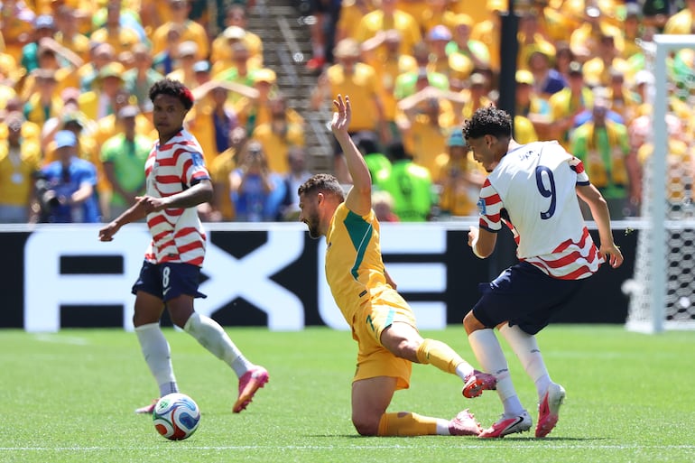 Ricardo Pepi (d) de Estados Unidos disputa el balón con Mathew Leckie de Australia este viernes, en un partido del grupo D del Mundial de la FIFA 2026 entre Estados Unidos y Australia, en el estadio Lumen Field en Seattle (Estados Unidos).
