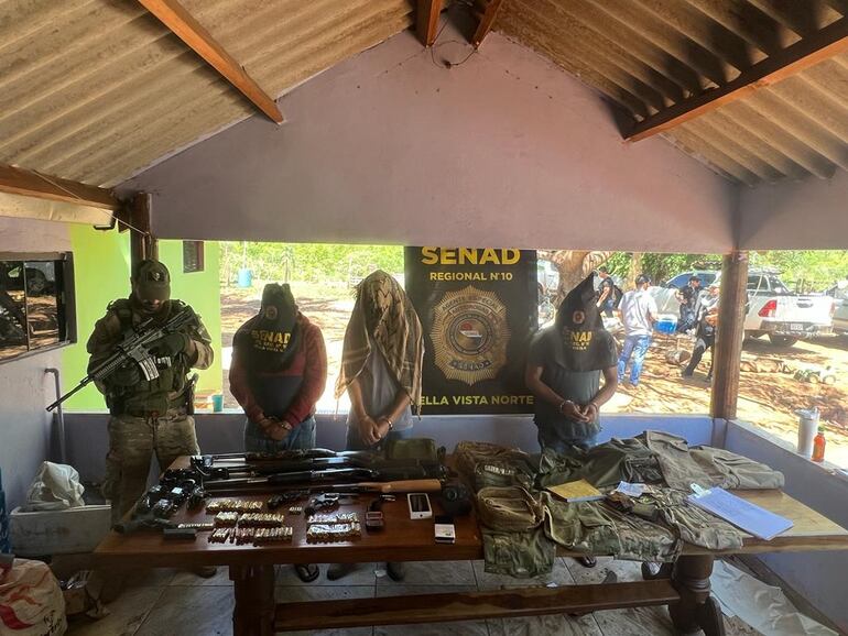 En el megacampamento narco hallado en Amambay, se incautaron armas de fuego, ropa camuflada y equipos de comunicación, además del helicóptero.