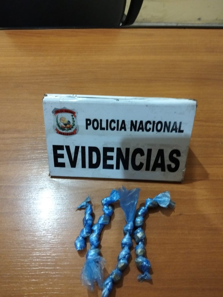 Uno de los sospechosos tenía en su poder droga.