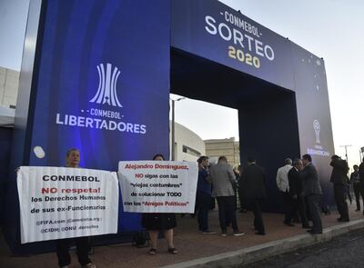 Escrache a Alejandro Domínguez frente al Centro de Convenciones de la Conmebol.