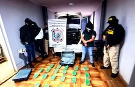 Jorge Fernando Denis González (con camiseta de color verde oscuro), hermano de alias Samura, uno de los tres detenidos en Pedro Juan Caballero.