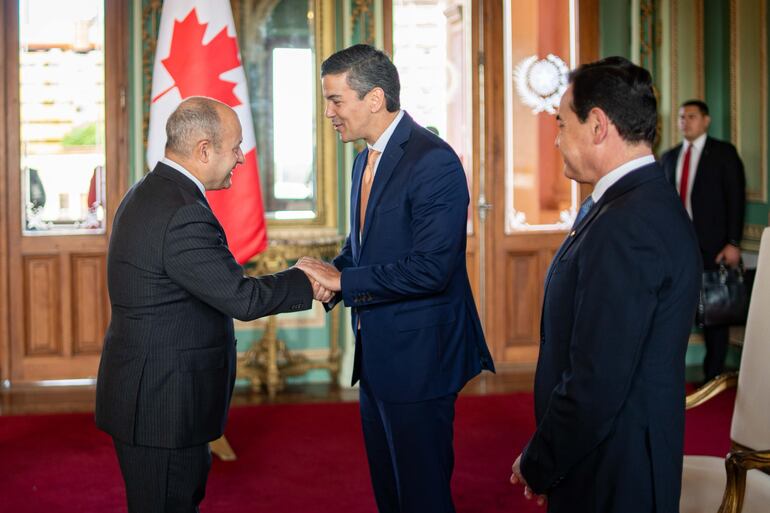 Stewart Wheeler, Embajador Extraordinario y Plenipotenciario de Canadá, sede en Argentina, saluda a Santiago Peña.