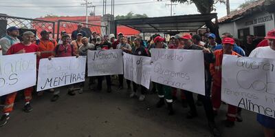 Manifestación de funcionarios de la Municipalidad de Asunción, por falta de pago de sueldos realizada el viernes en la Dirección de Aseo Urbano.