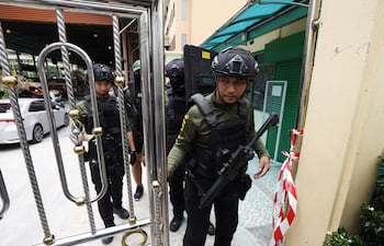 Policías en la escuela Debsirin Nonthaburi, luego del tiroteo de hoy.